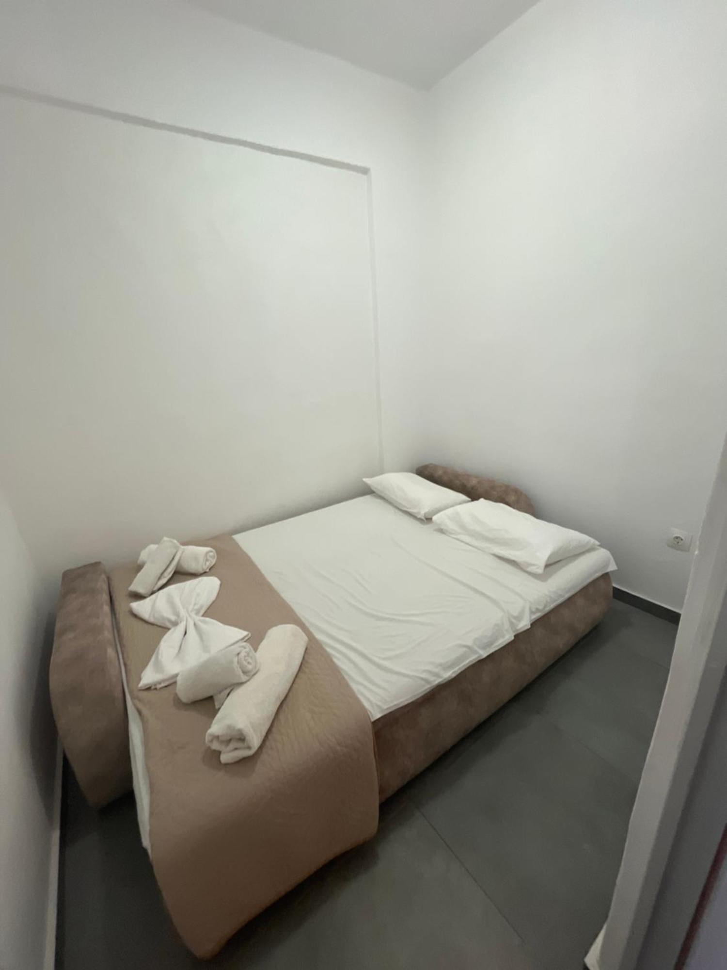 Leon Lux Apartments Периволос Екстериор снимка
